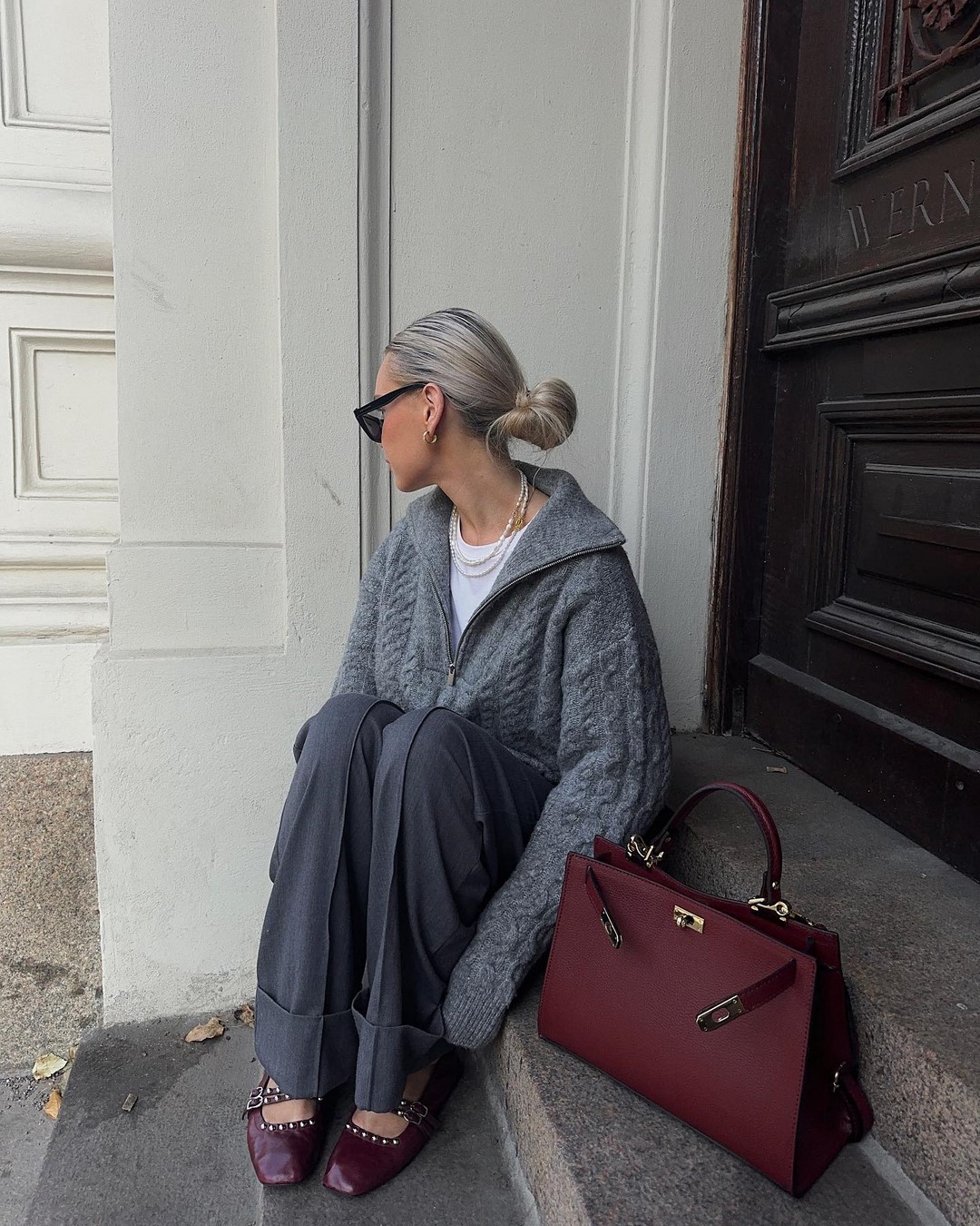 Топовый цвет бургунди 2026: оттенки бордового в модных луках с фото