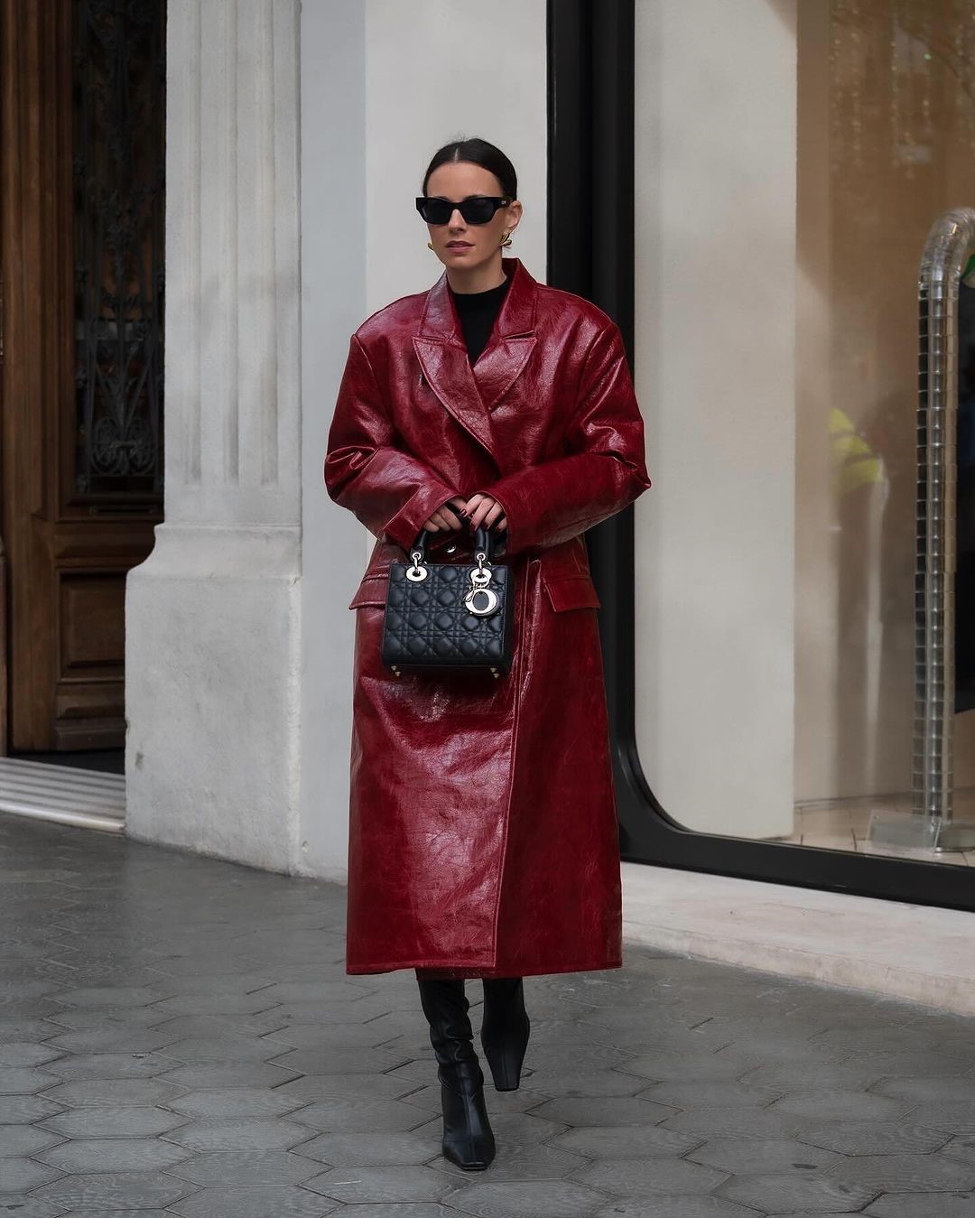 Топовый цвет бургунди 2026: оттенки бордового в модных луках с фото