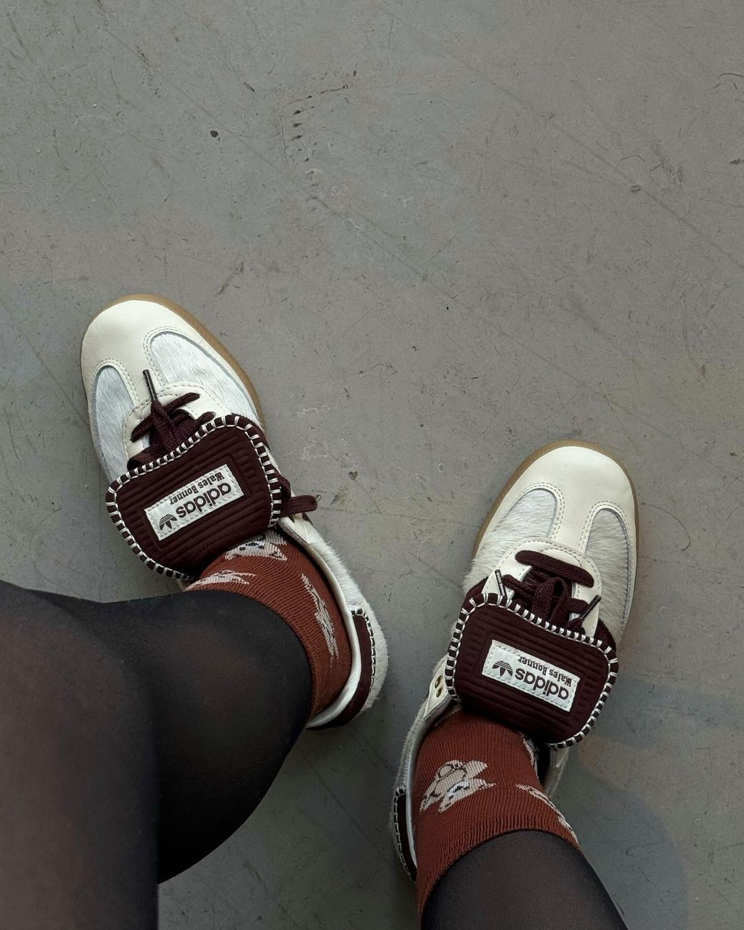 Топовый цвет бургунди 2026: оттенки бордового в модных луках с фото