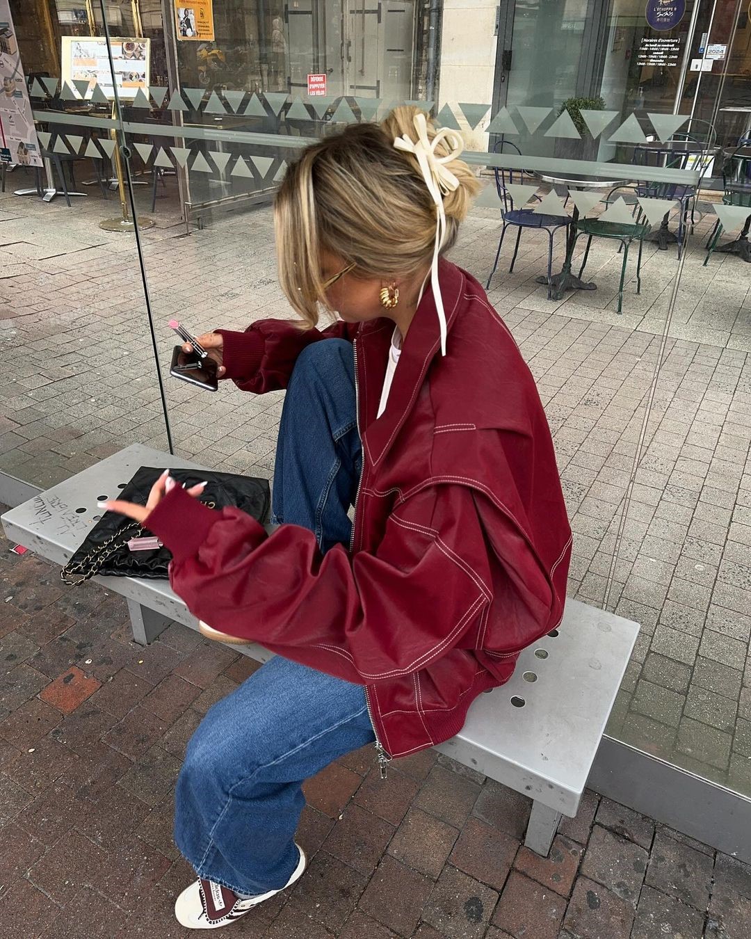 Топовый цвет бургунди 2026: оттенки бордового в модных луках с фото