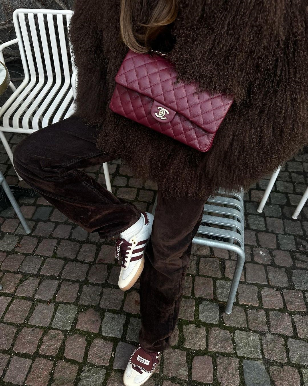 Топовый цвет бургунди 2026: оттенки бордового в модных луках с фото