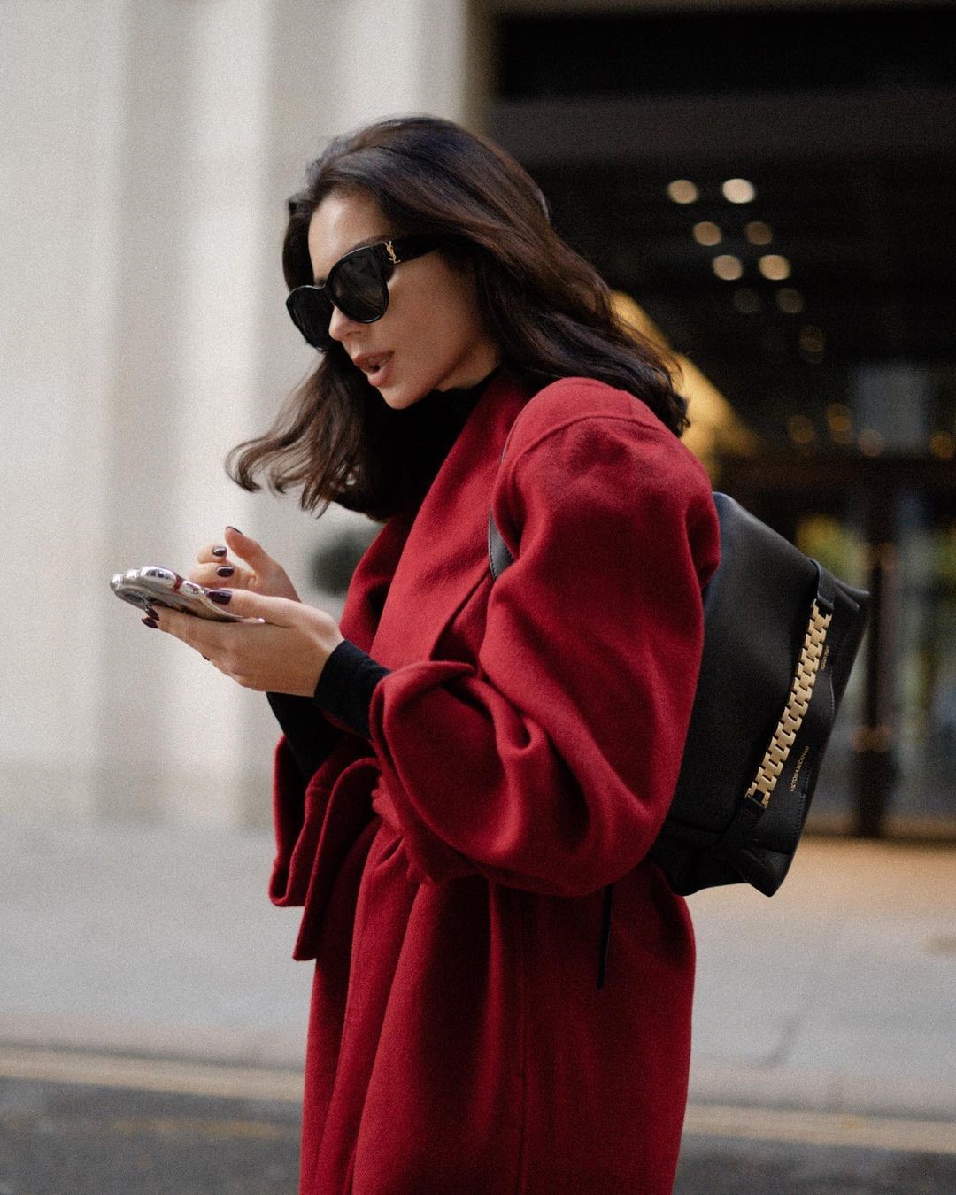 Топовый цвет бургунди 2026: оттенки бордового в модных луках с фото