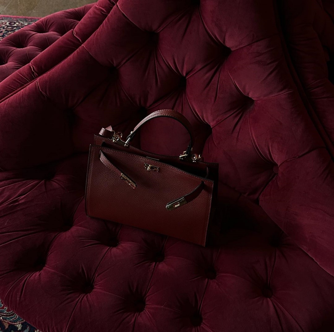 Топовый цвет бургунди 2026: оттенки бордового в модных луках с фото