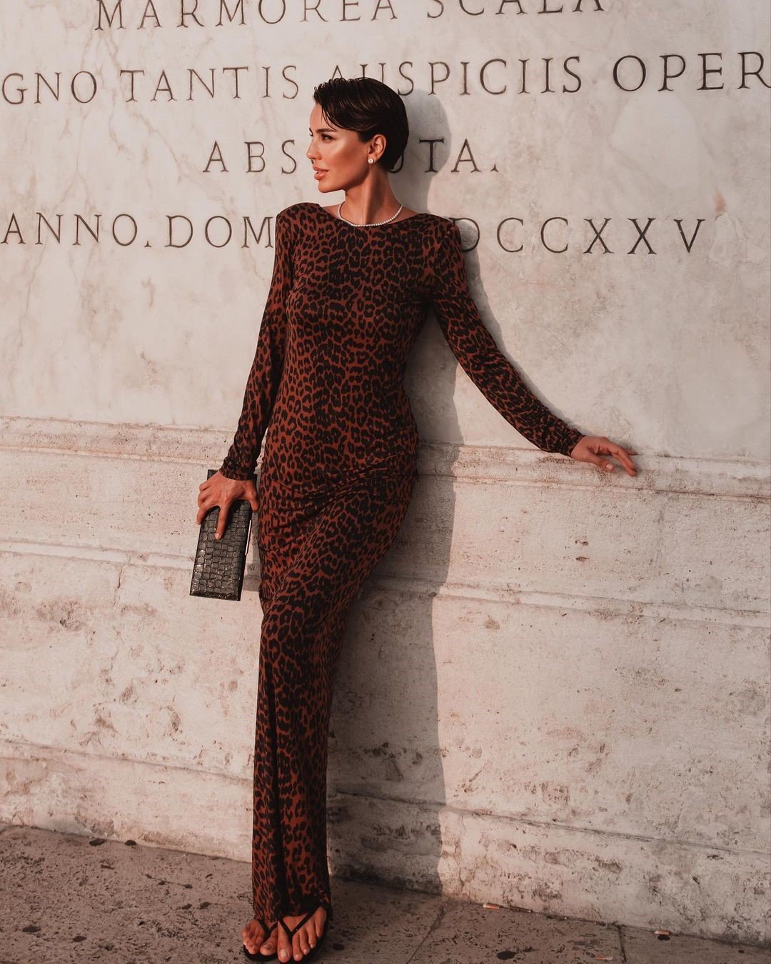 Топовый цвет бургунди 2026: оттенки бордового в модных луках с фото