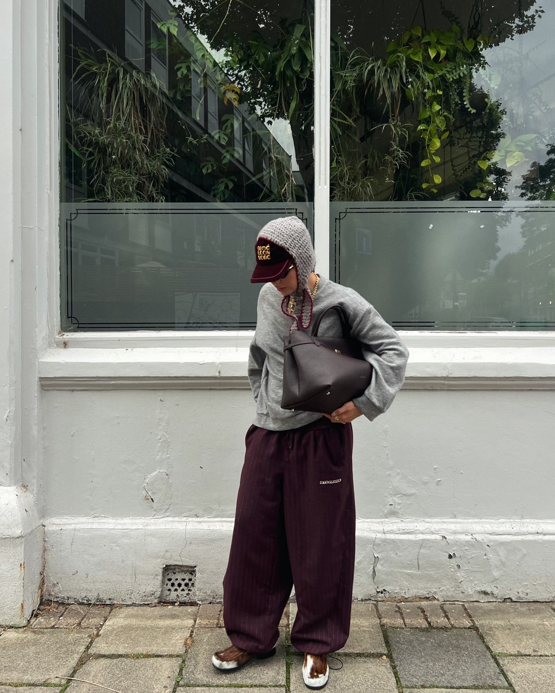 Топовый цвет бургунди 2026: оттенки бордового в модных луках с фото