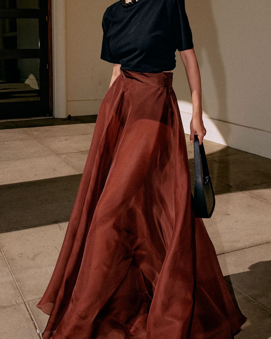 Топовый цвет бургунди 2026: оттенки бордового в модных луках с фото