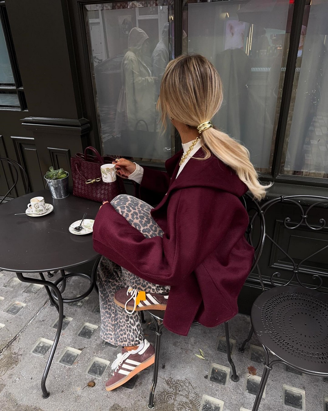 Топовый цвет бургунди 2026: оттенки бордового в модных луках с фото