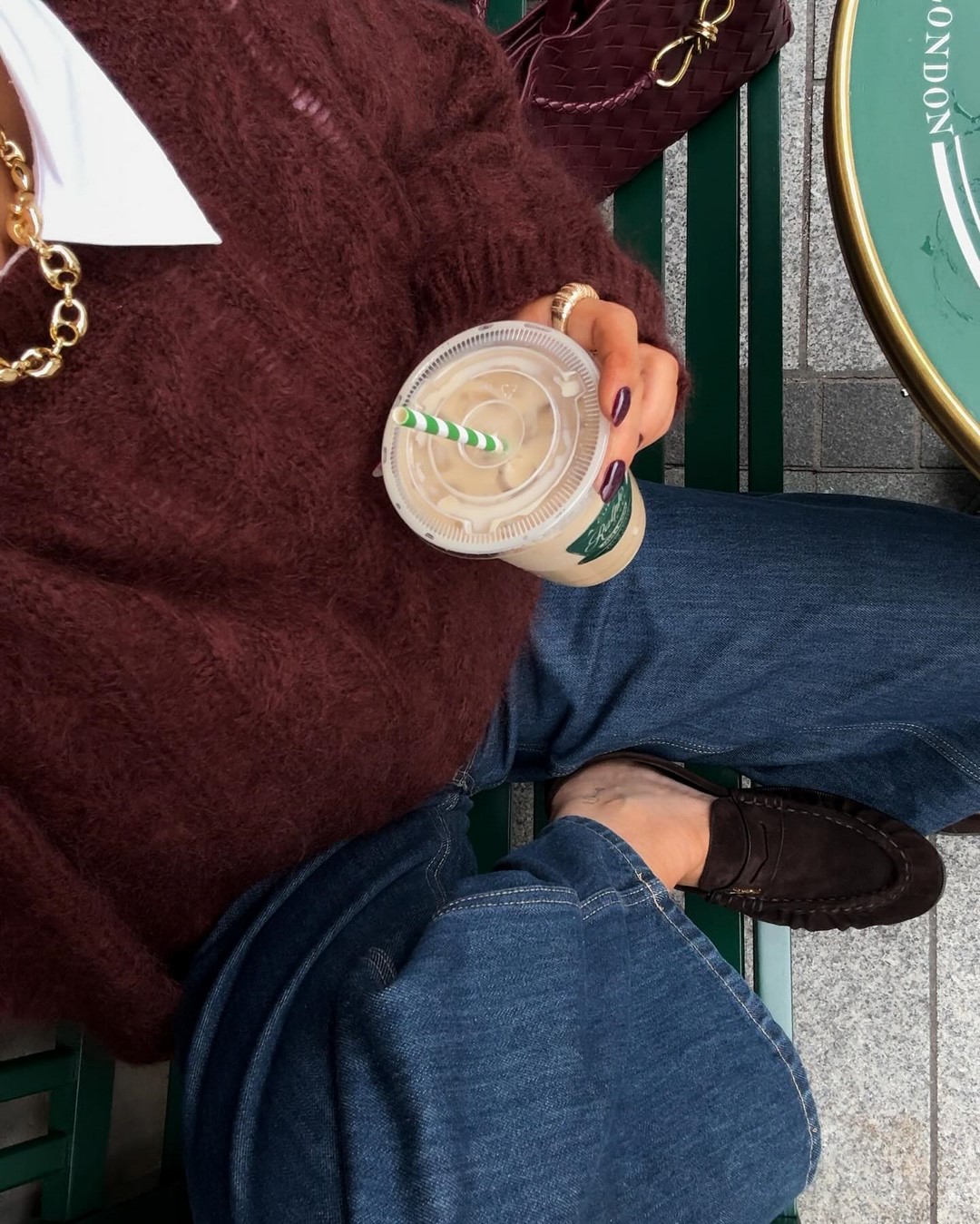 Топовый цвет бургунди 2026: оттенки бордового в модных луках с фото