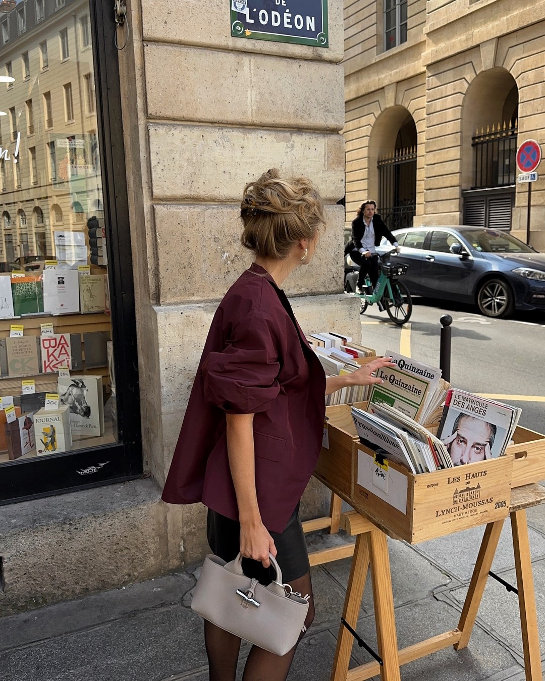 Топовый цвет бургунди 2026: оттенки бордового в модных луках с фото