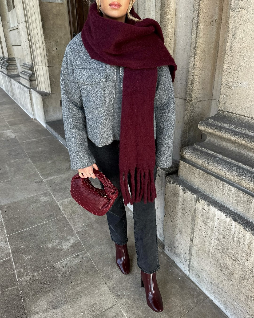 Топовый цвет бургунди 2026: оттенки бордового в модных луках с фото