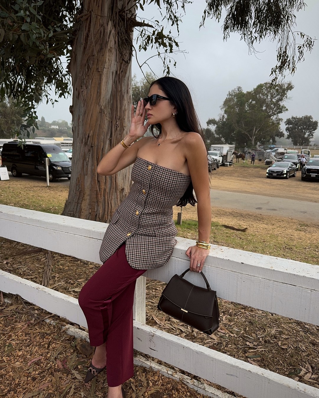 Топовый цвет бургунди 2026: оттенки бордового в модных луках с фото