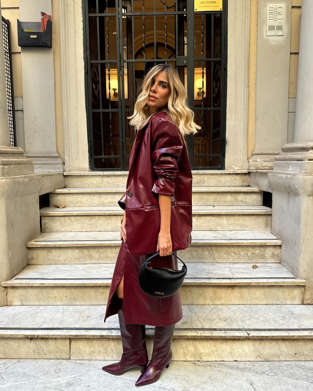 Топовый цвет бургунди 2026: оттенки бордового в модных луках с фото