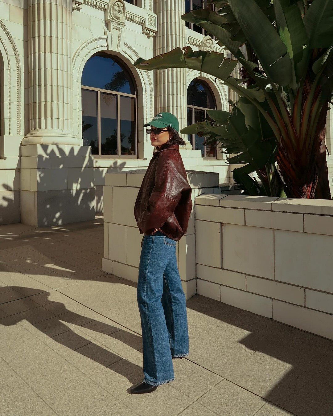 Топовый цвет бургунди 2026: оттенки бордового в модных луках с фото