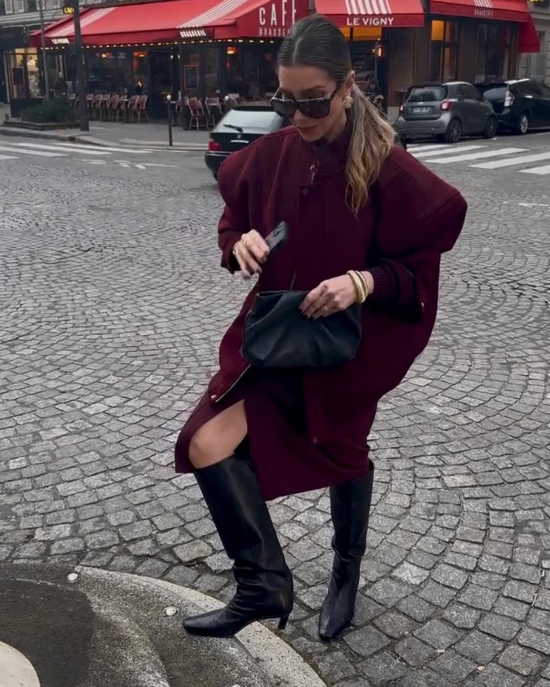 Топовый цвет бургунди 2026: оттенки бордового в модных луках с фото