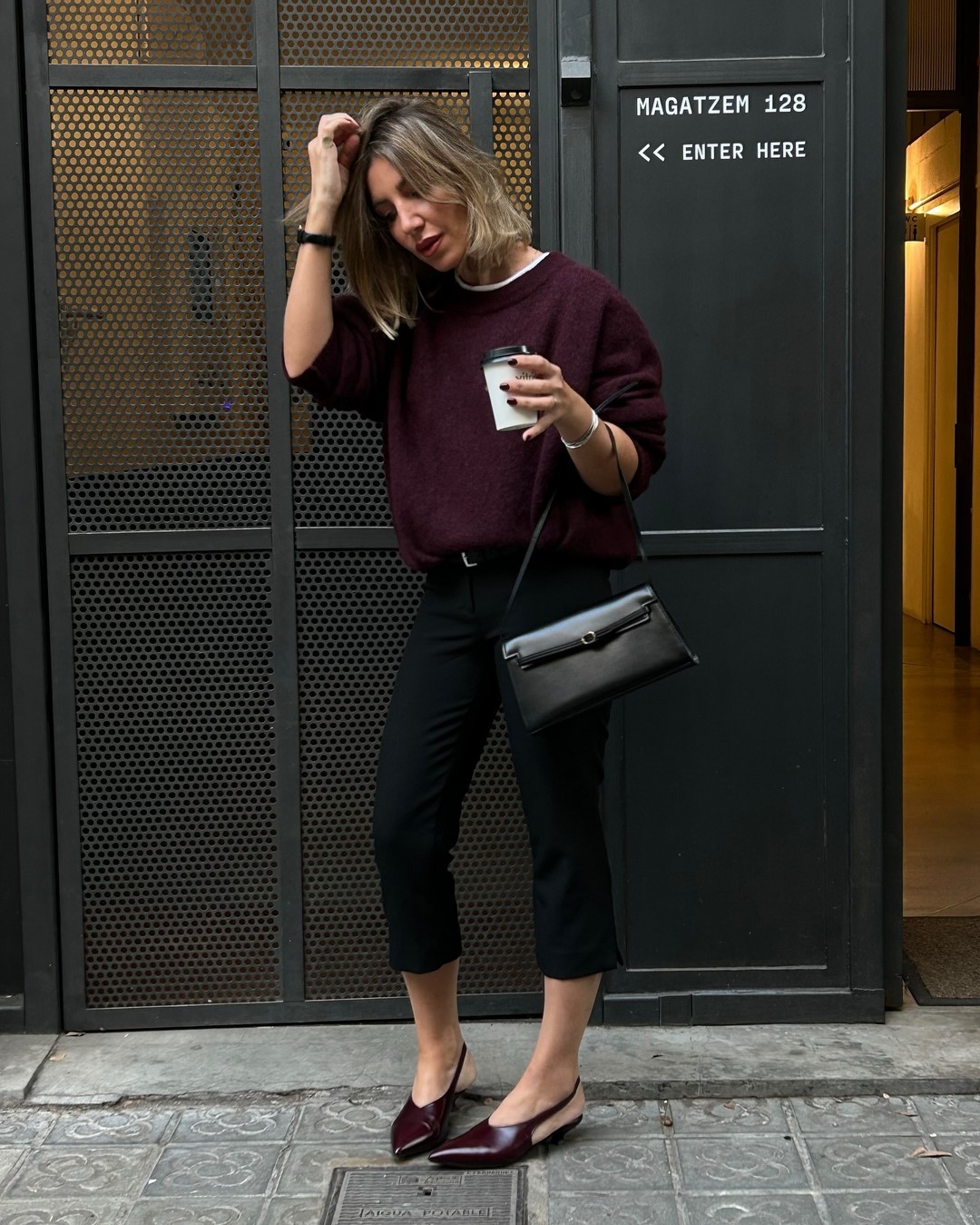 Топовый цвет бургунди 2026: оттенки бордового в модных луках с фото