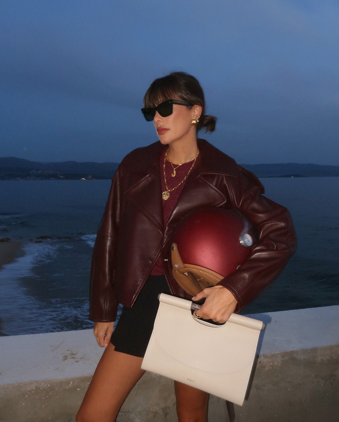 Топовый цвет бургунди 2026: оттенки бордового в модных луках с фото