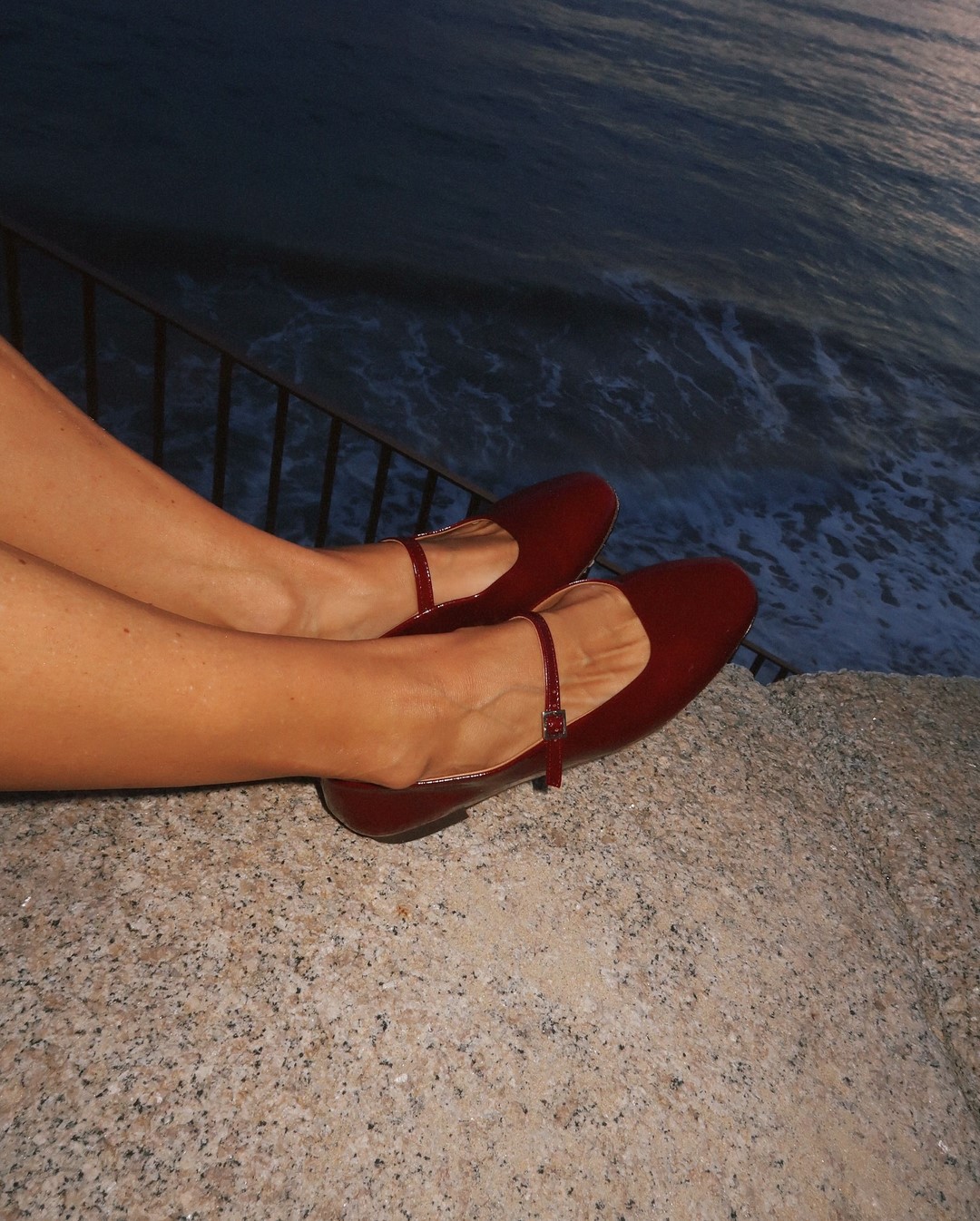 Топовый цвет бургунди 2026: оттенки бордового в модных луках с фото