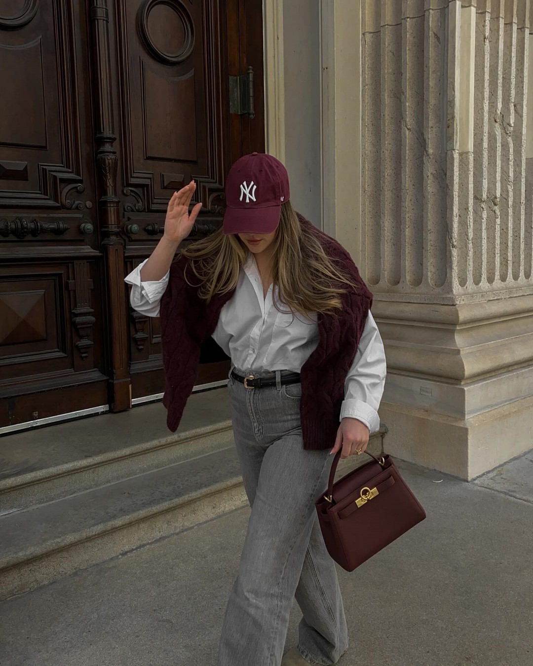 Топовый цвет бургунди 2026: оттенки бордового в модных луках с фото