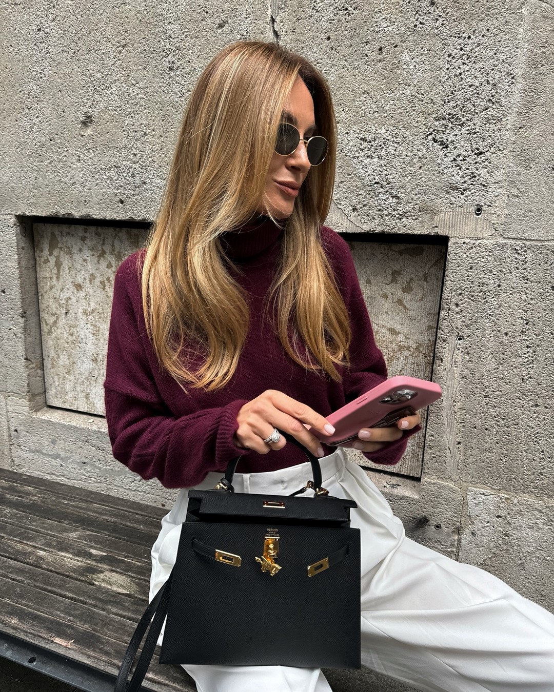 Топовый цвет бургунди 2026: оттенки бордового в модных луках с фото