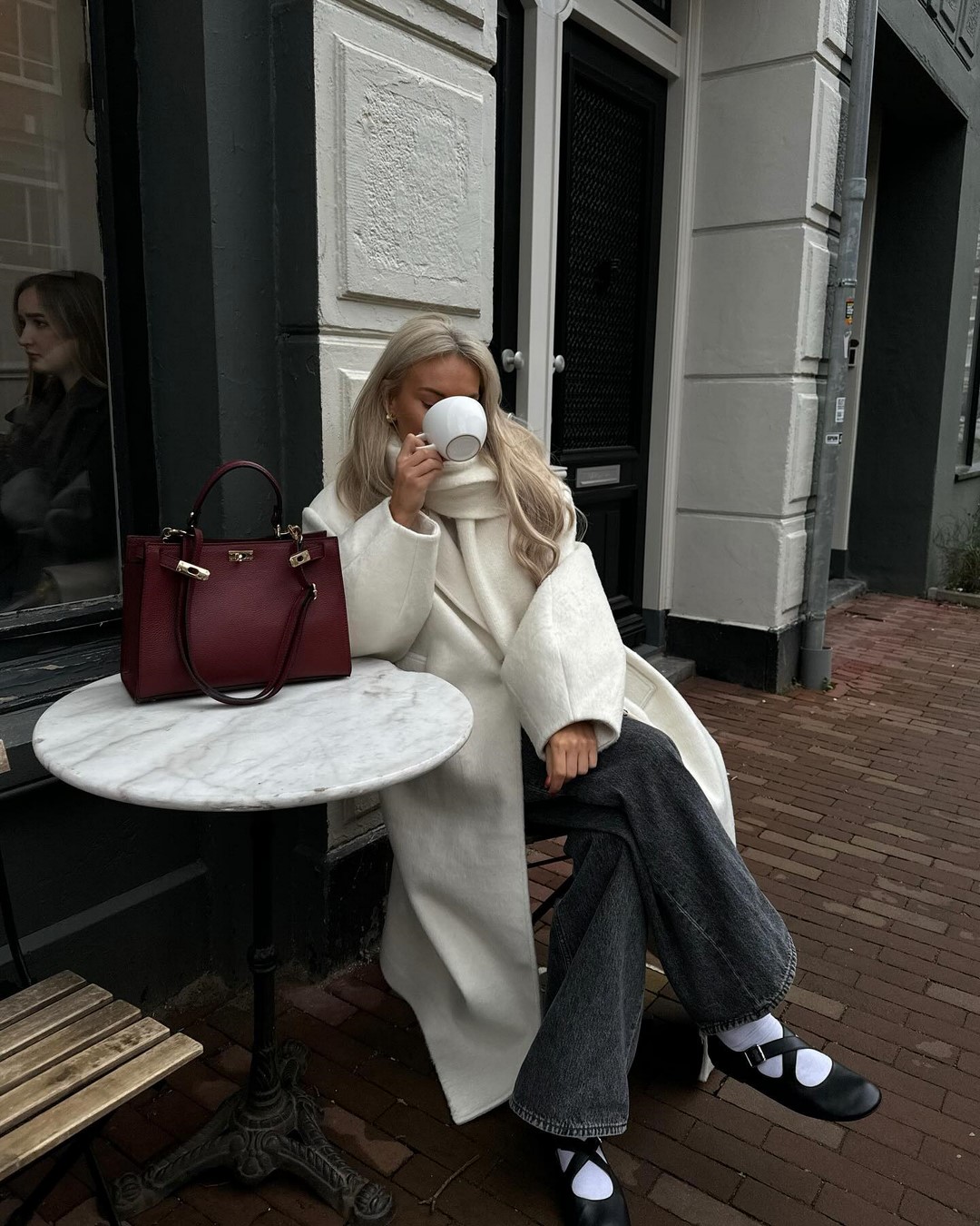 Топовый цвет бургунди 2026: оттенки бордового в модных луках с фото