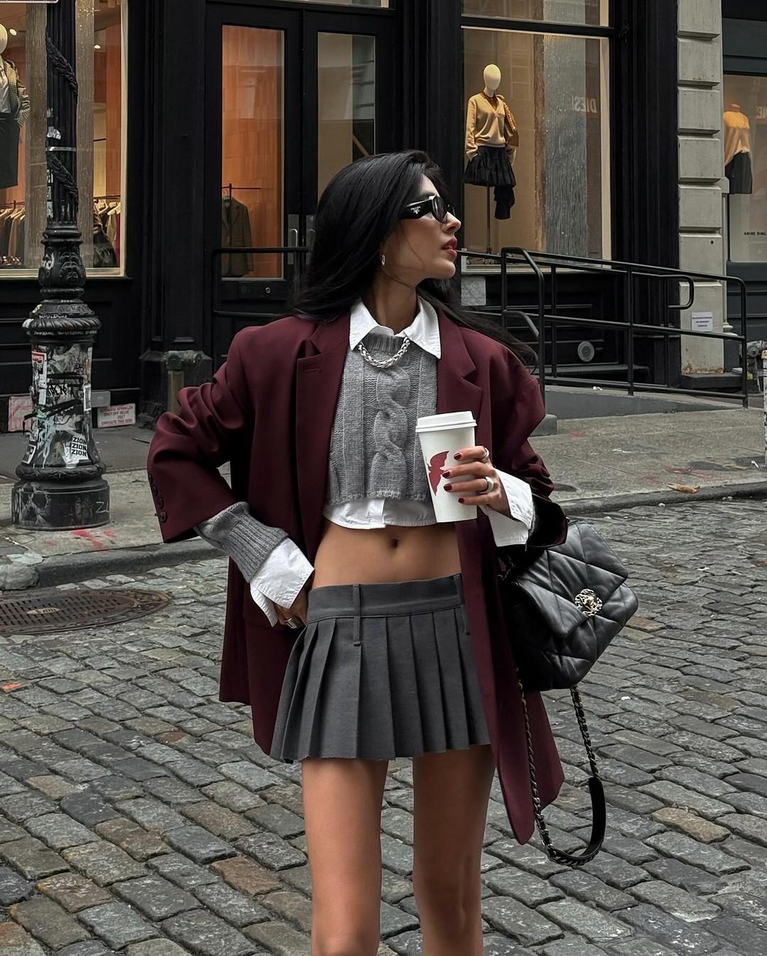 Топовый цвет бургунди 2026: оттенки бордового в модных луках с фото