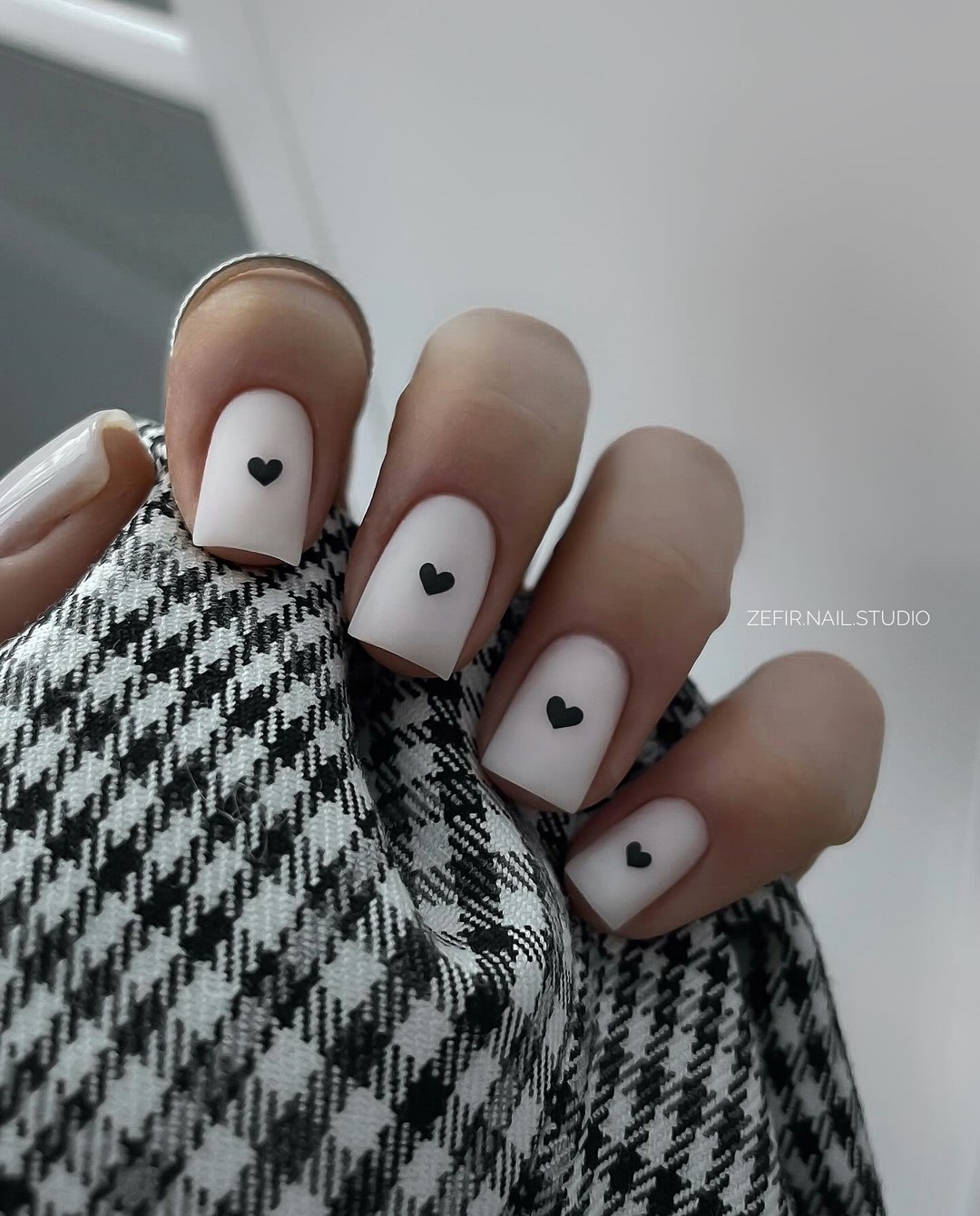 Зимний маникюр на январь 2026 – тренды на фото