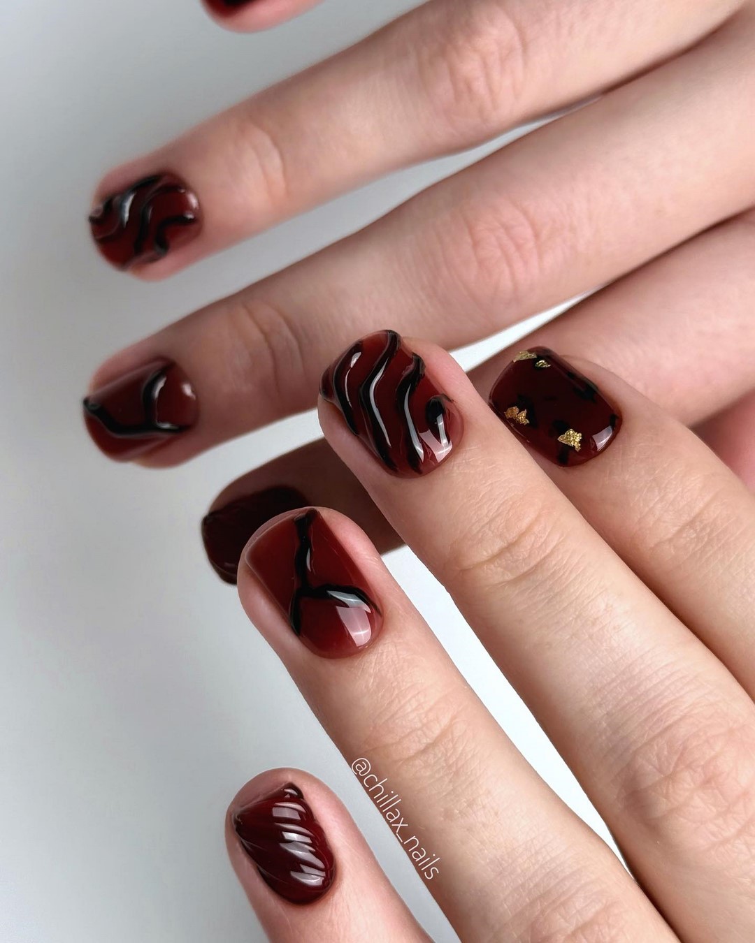 Зимний маникюр на январь 2026 – тренды на фото