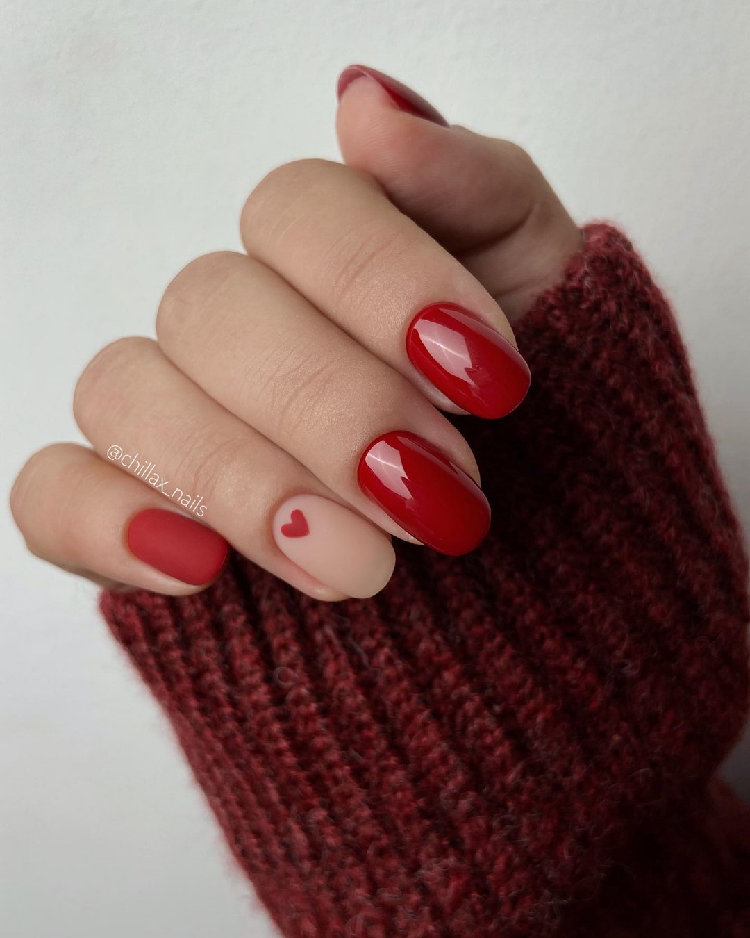 Зимний маникюр на январь 2026 – тренды на фото