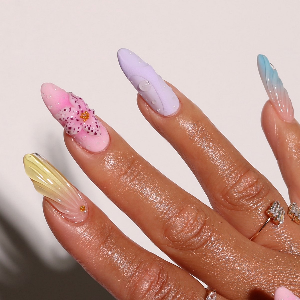 Тренды маникюра в июне 2026: модные дизайны лета