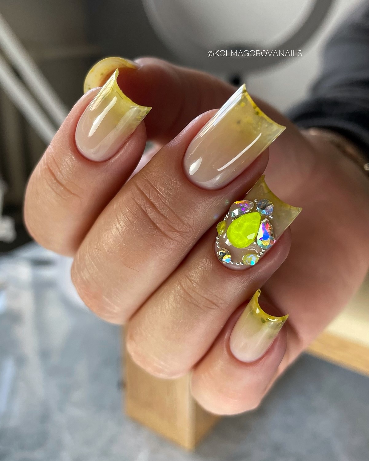 Тренды маникюра в июне 2026: модные дизайны лета