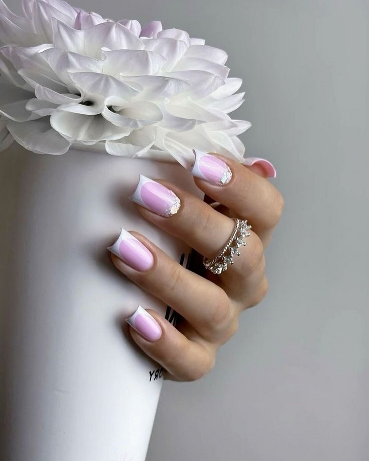 Тренды маникюра в июне 2026: модные дизайны лета