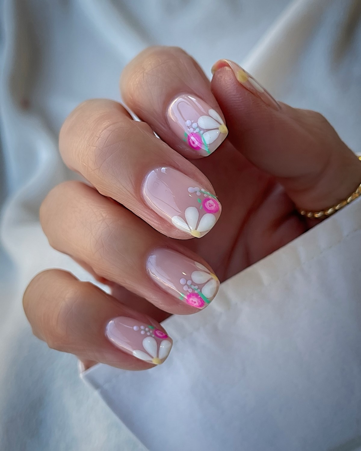 Тренды маникюра в июне 2026: модные дизайны лета