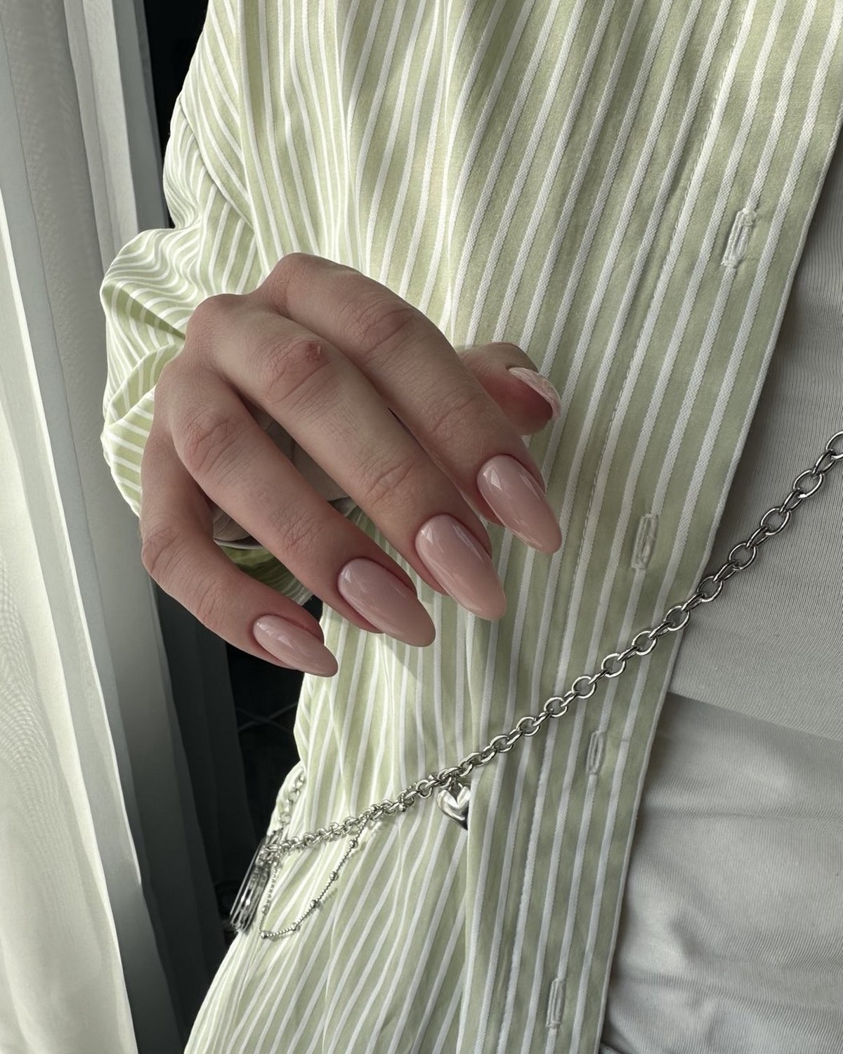 Тренды маникюра в июне 2026: модные дизайны лета