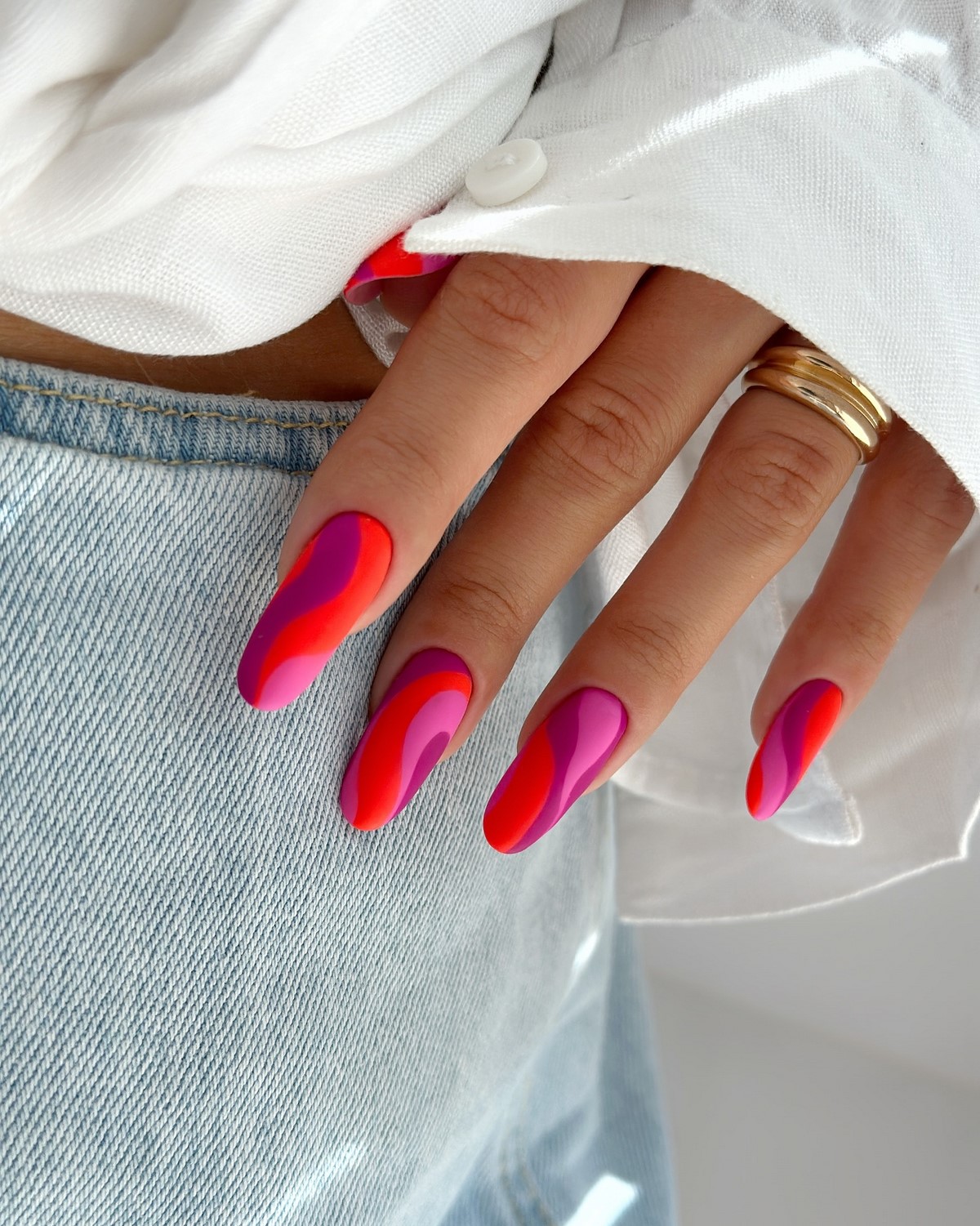 Трендовый денежный маникюр на август 2026: идеи для успеха