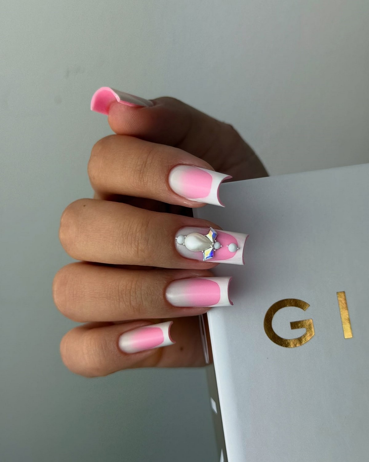 Трендовый денежный маникюр на август 2026: идеи для успеха