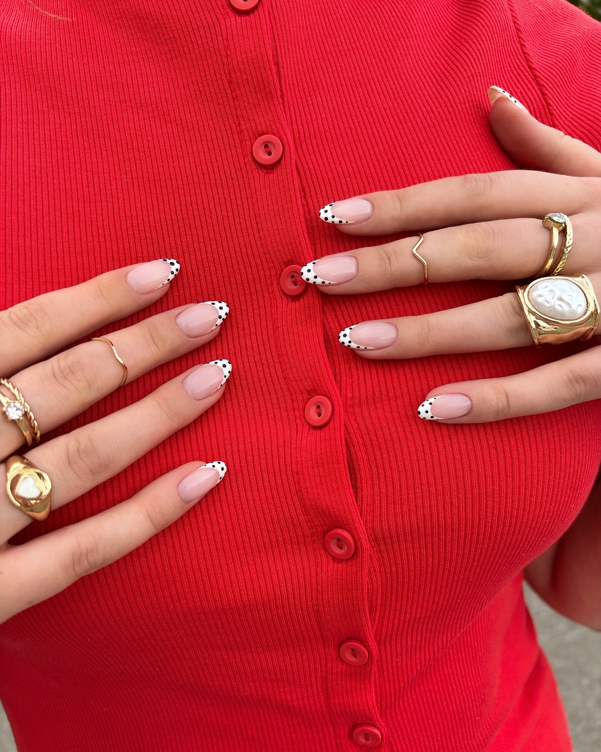 Трендовый денежный маникюр на август 2026: идеи для успеха