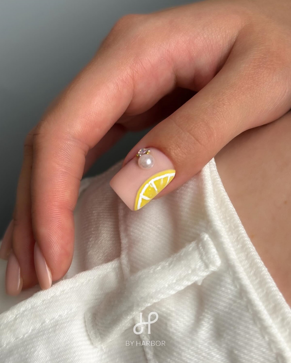 Трендовый денежный маникюр на август 2026: идеи для успеха