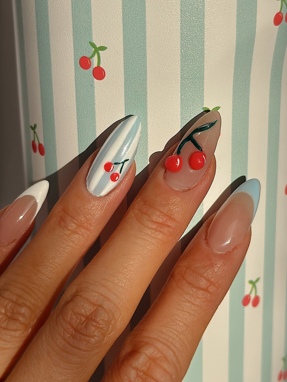 Трендовый денежный маникюр на август 2026: идеи для успеха