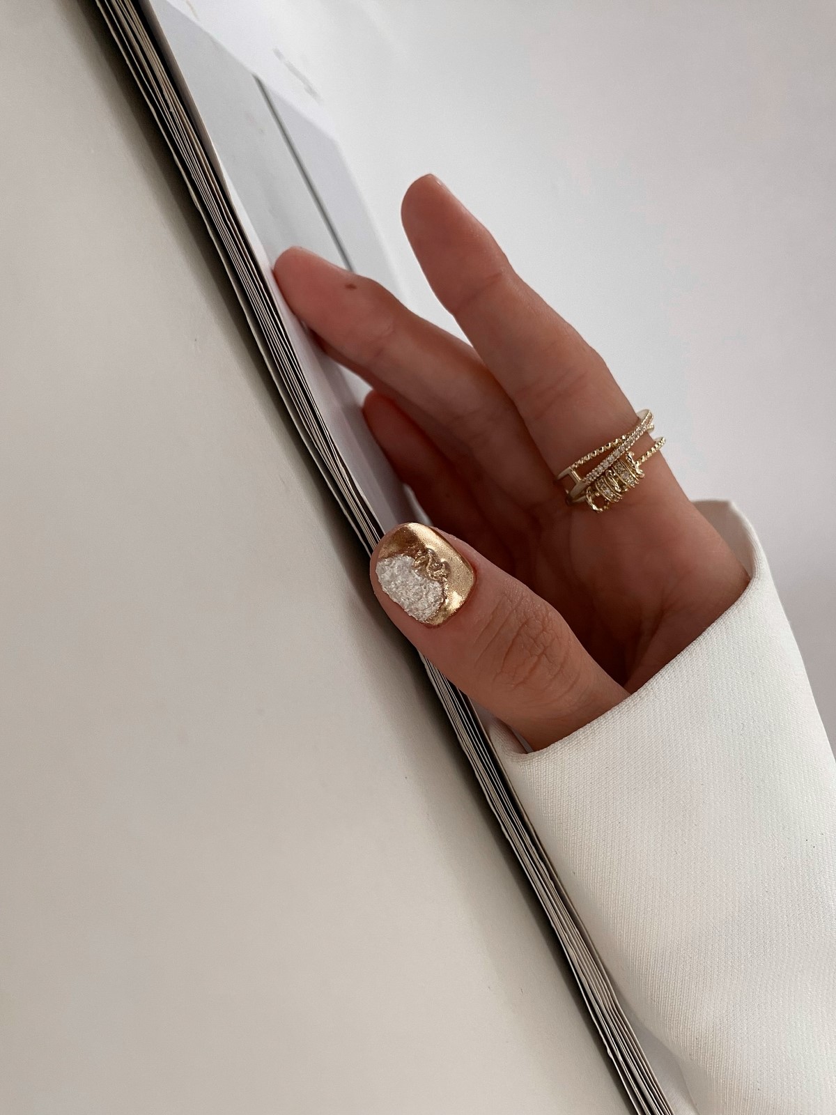 Трендовый денежный маникюр на август 2026: идеи для успеха