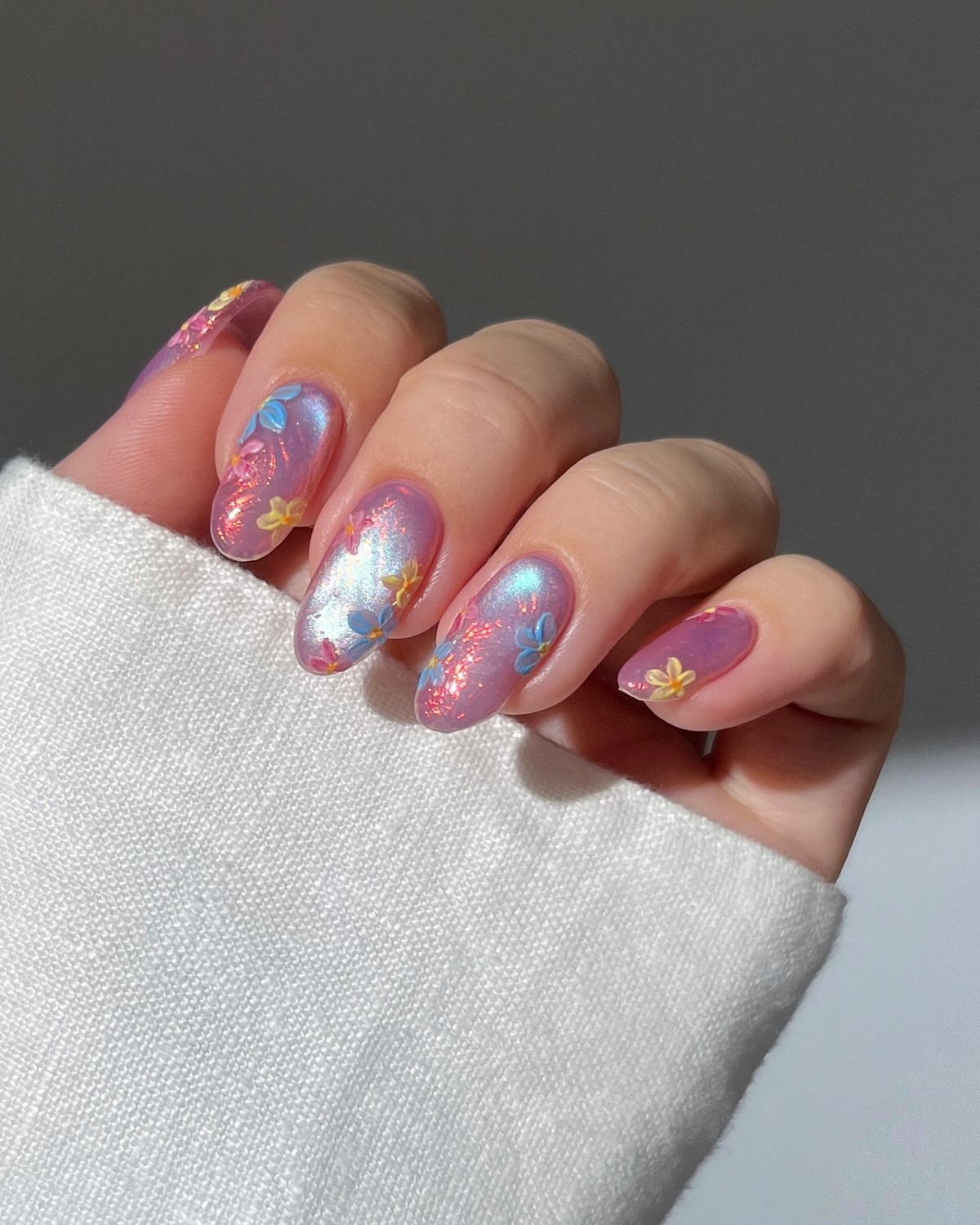 Модный маникюр в июле 2026: лучшие идеи для стильного лета