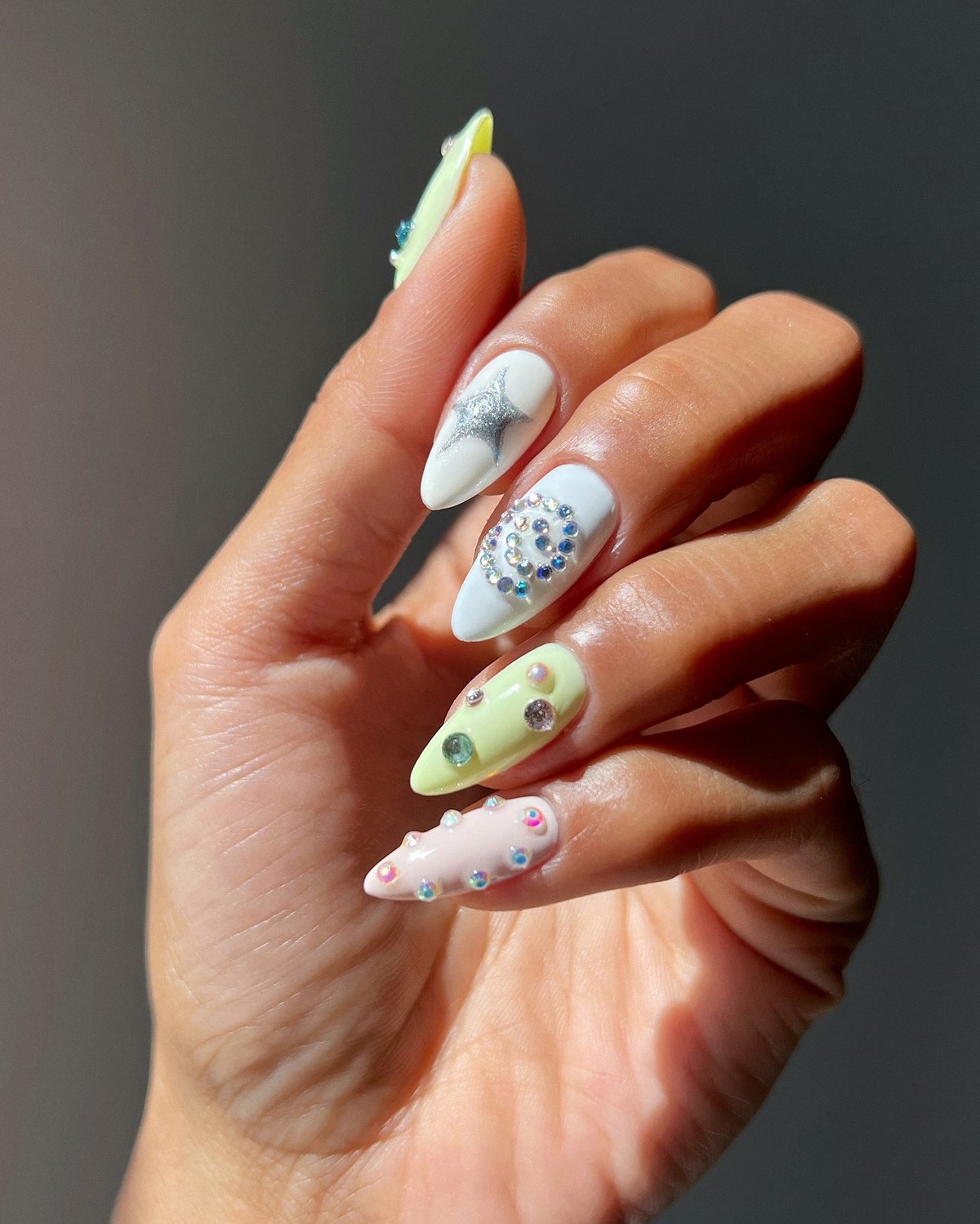 Модный маникюр в июле 2026: лучшие идеи для стильного лета