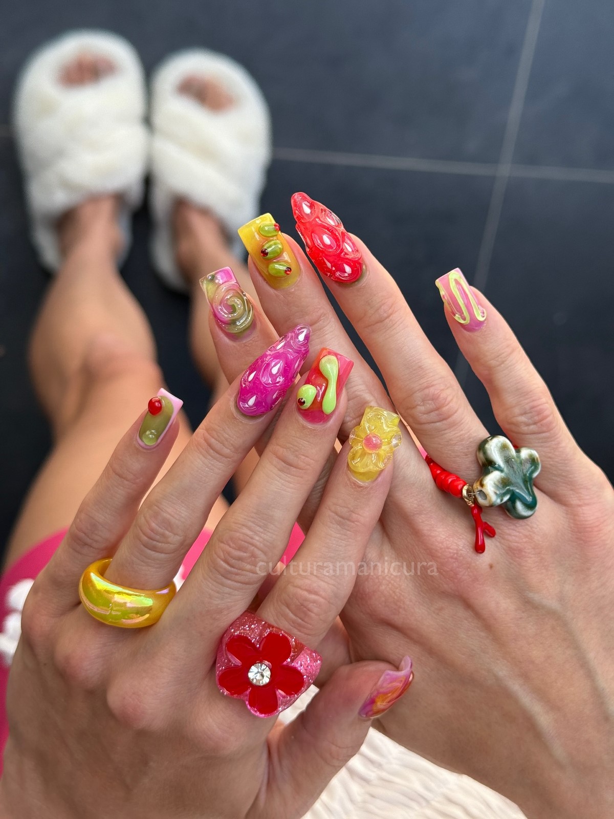 Трендовый денежный маникюр на август 2026: идеи для успеха