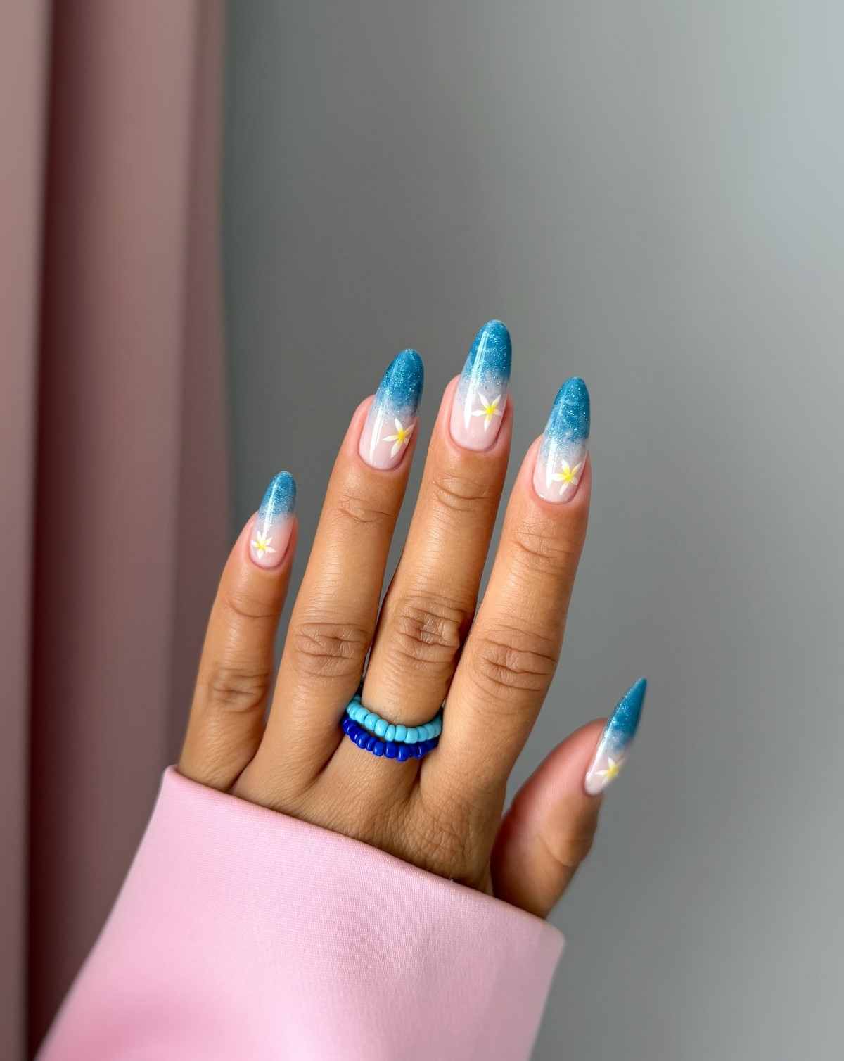 Трендовый денежный маникюр на август 2026: идеи для успеха