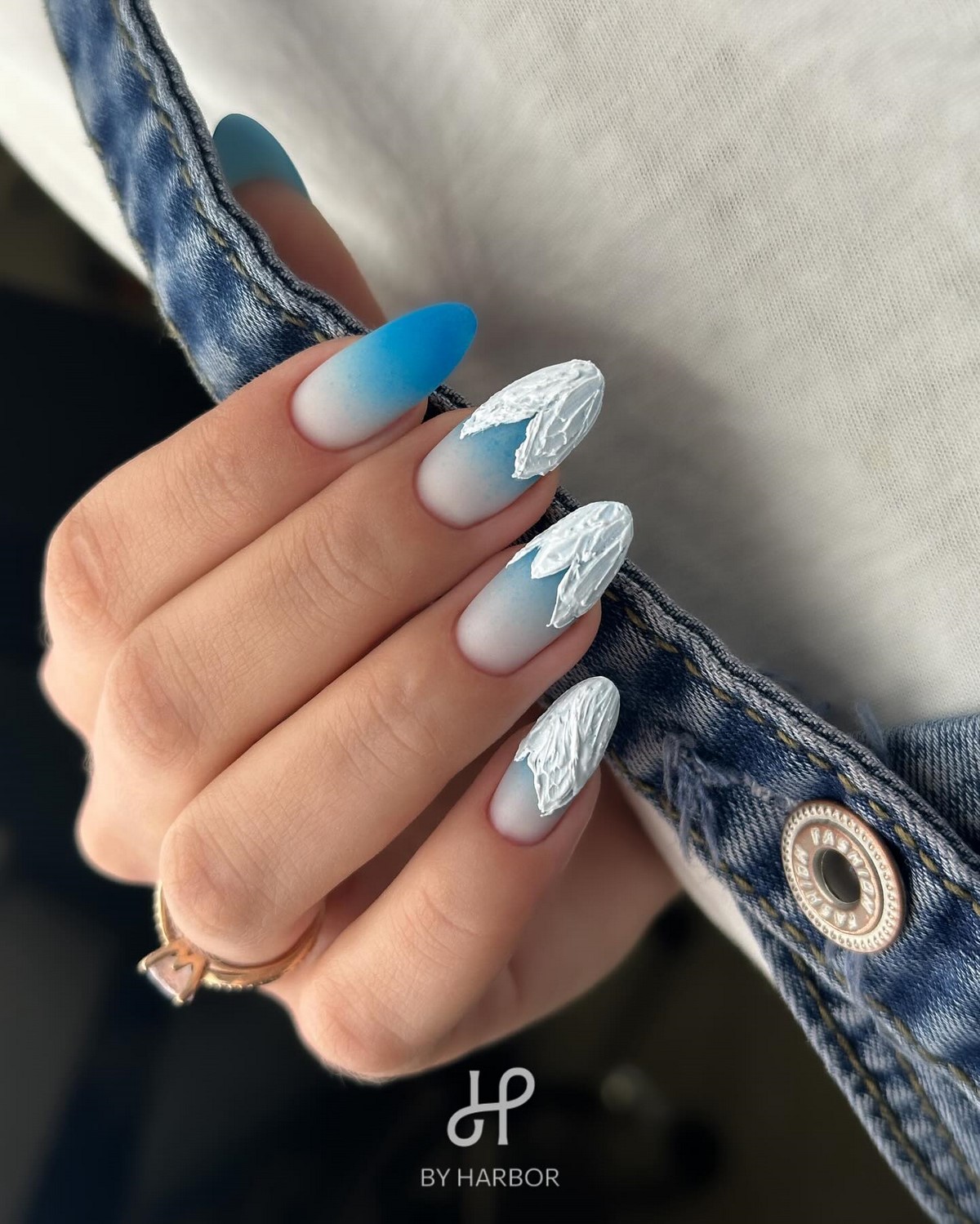 Трендовый денежный маникюр на август 2026: идеи для успеха