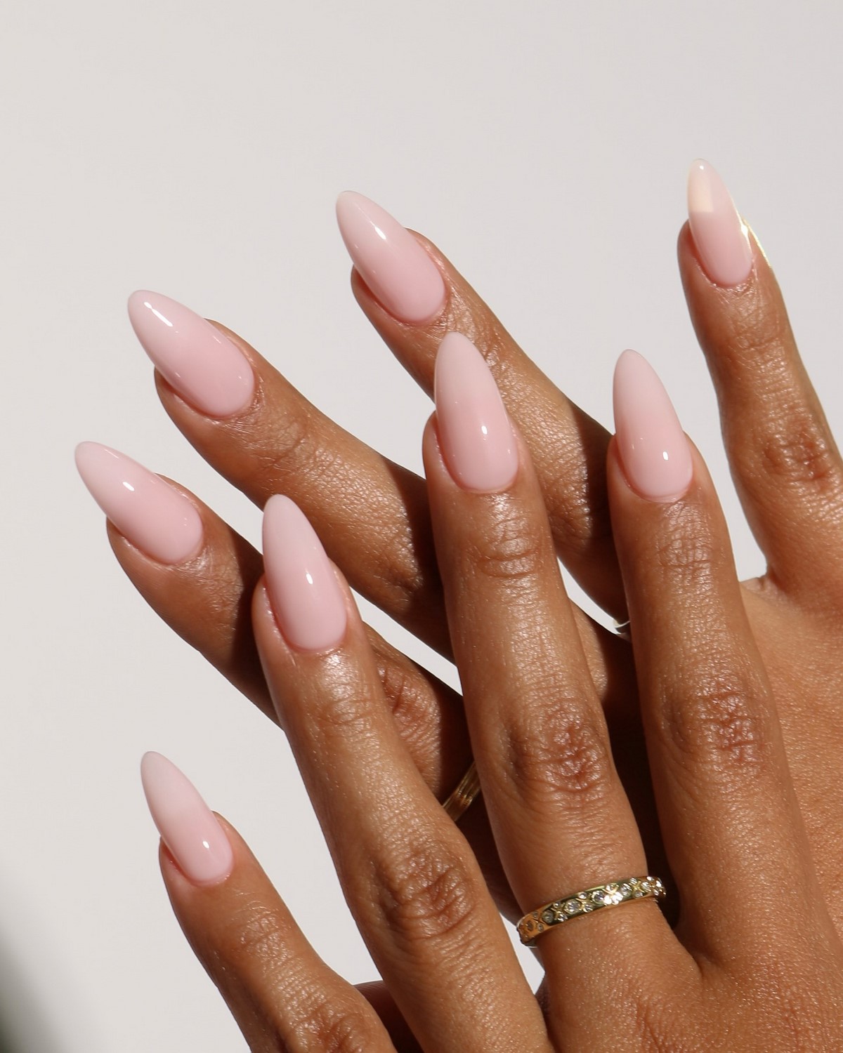 Трендовый денежный маникюр на август 2026: идеи для успеха