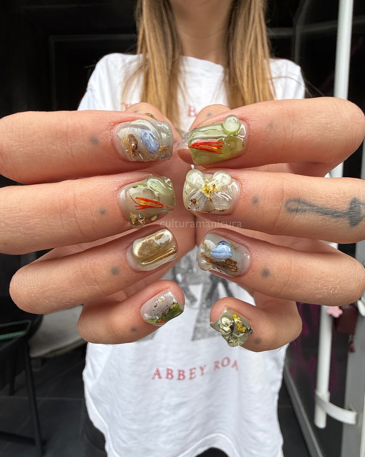 Трендовый денежный маникюр на август 2026: идеи для успеха