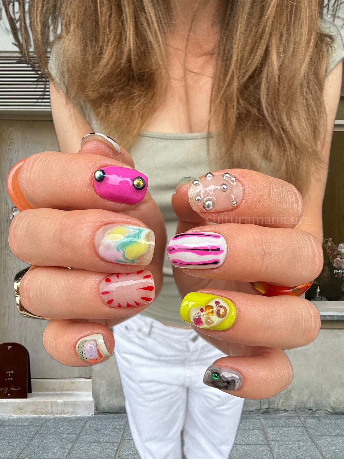 Трендовый денежный маникюр на август 2026: идеи для успеха