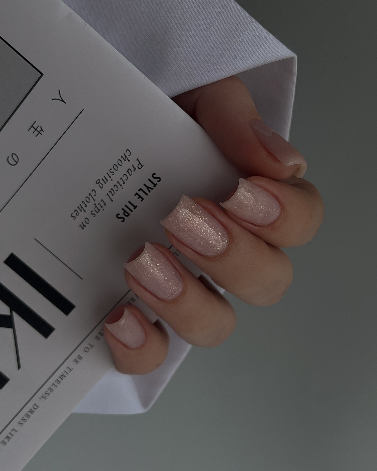 Трендовый денежный маникюр на август 2026: идеи для успеха