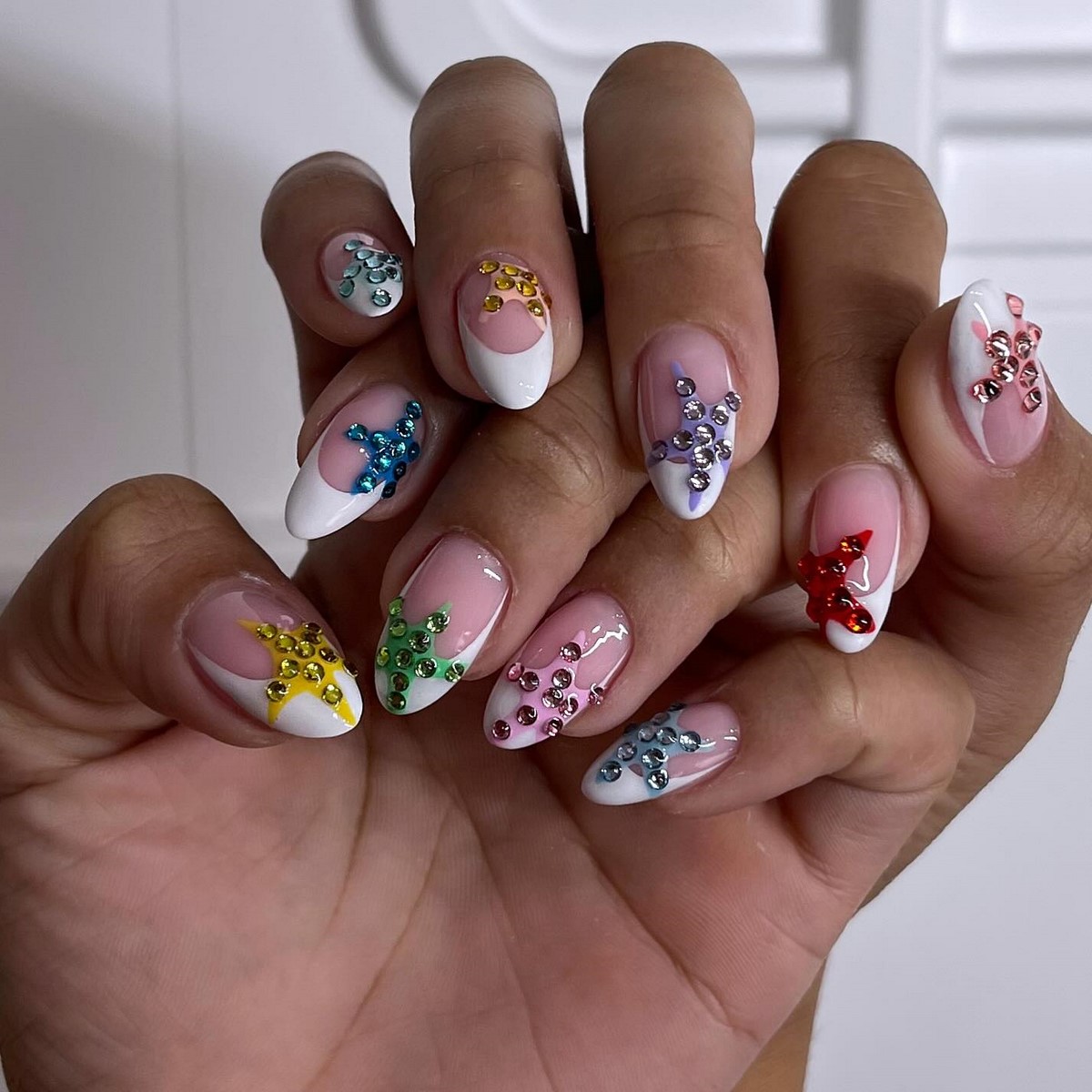 Трендовый денежный маникюр на август 2026: идеи для успеха