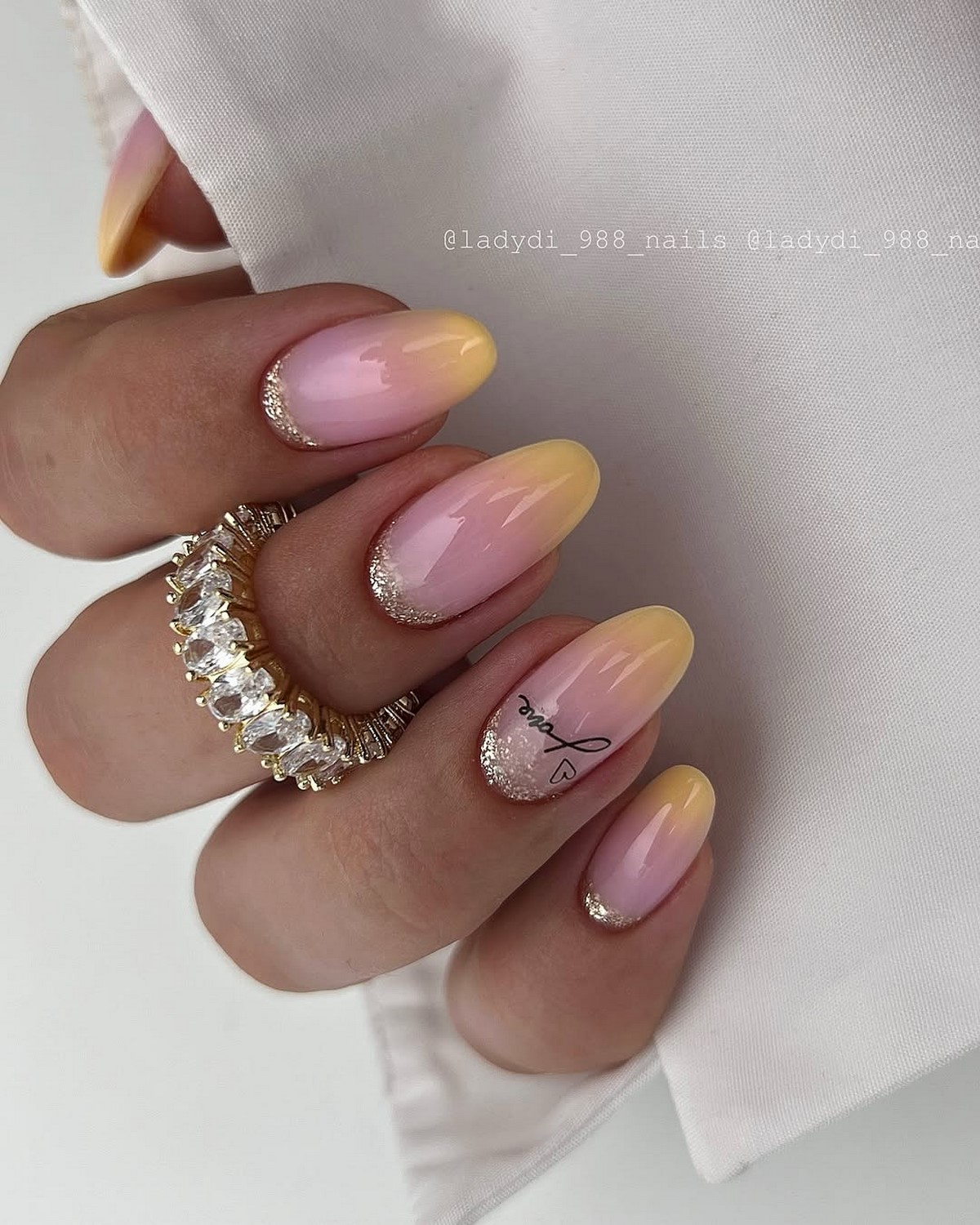 Трендовый денежный маникюр на август 2026: идеи для успеха